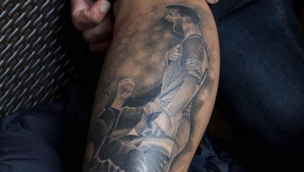 ¡Aficionado se tatua el histórico festejo de la remontada del Barcelona!