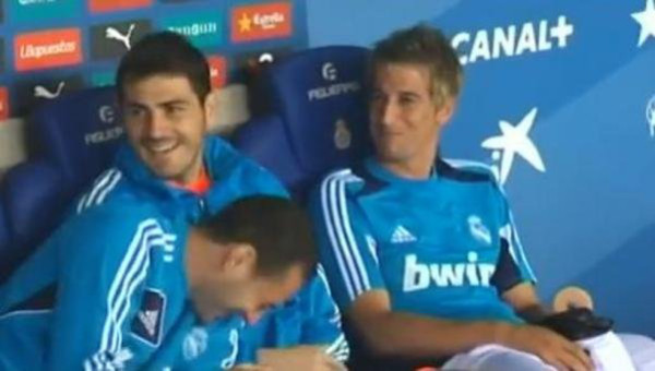 VIDEO: Carcajadas en el banquillo del Madrid por despiste de Coentrao