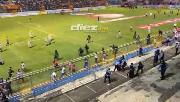 Varios aficionados se metieron al terreno de juego en el entretiempo.