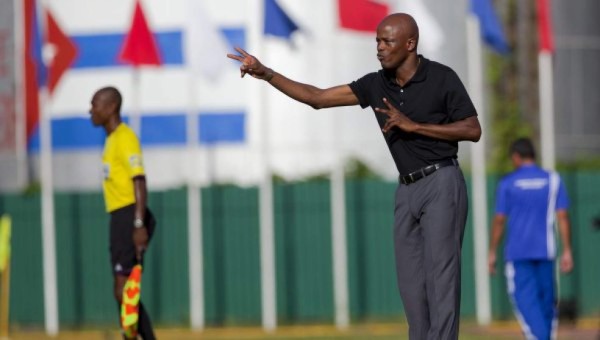 Julio Dely Valdés debutó con empate como técnico del Árabe Unido