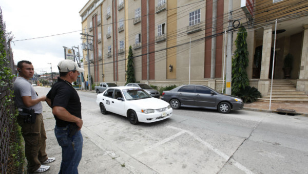 Carlo Costly resguardado.
