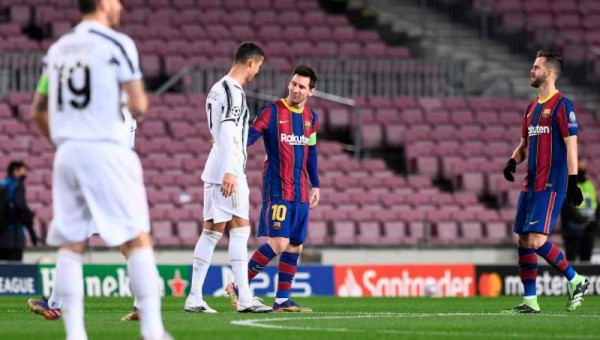 Juventus' Portuguese forward Cristiano Ronaldo greets Barcelona's Argentinian forward Lionel Messi (C-R) before the UEFA Champions League group G football match between Barcelona and Juventus at the Camp Nou stadium in Barcelona on December 8, 2020. (Photo by Josep LAGO / AFP)