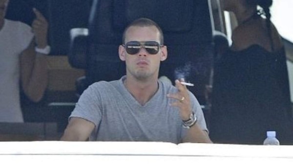 Los grandes futbolistas por el mundo que fueron captados fumando