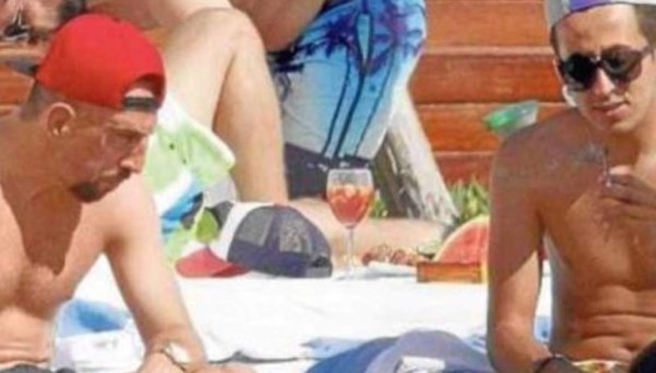 Los grandes futbolistas por el mundo que fueron captados fumando