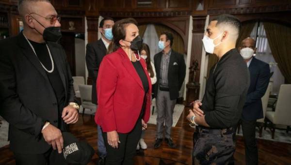 Teófimo López mientras dialogaba con la presidenta de Honduras Xiomara Castro.