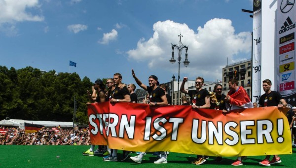 Una multitud eufórica recibe a Alemania en Berlín