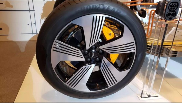 ¡Una joya de 2.3 millones de lempiras! Así es el regalito que recibió el Choco Lozano en España