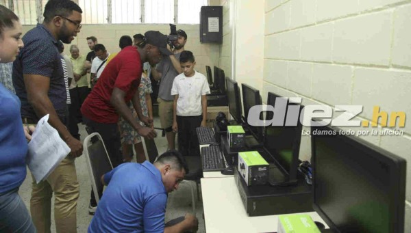 FOTOS: Así fue la visita de Alberth Elis en escuela de Chamelecón