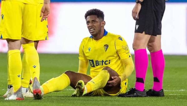 El hondureño Choco Lozano sale lesionado en el primer tiempo en el partido entre Real Madrid-Cádiz en el Bernabéu