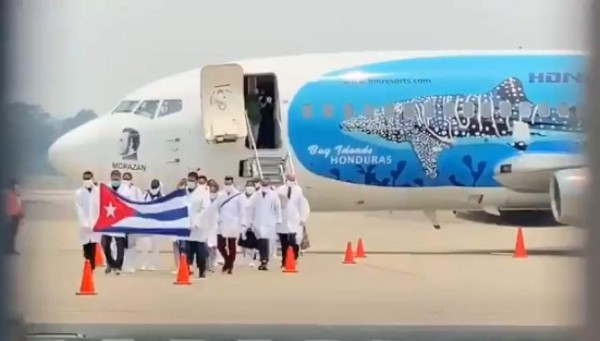Médicos cubanos llegan a Honduras para ayudar a combatir el coronavirus