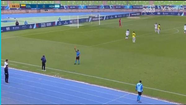 El entrenador de Honduras estaba reclamando y el cuarto árbitro solicitó su expulsión.