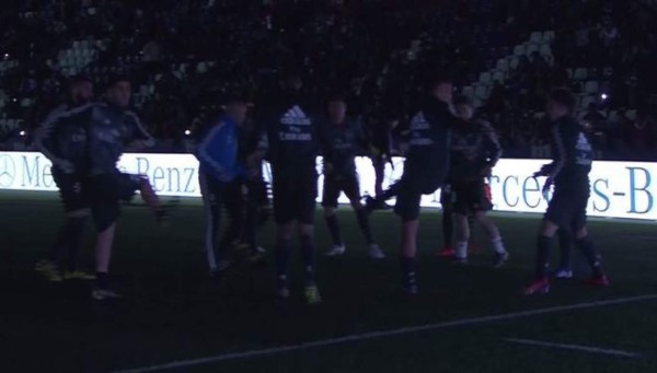 NO SE VIO EN TV: El bonito gesto de Benzema con Marcelo, la preocupación de Solari y el apagón en el estadio