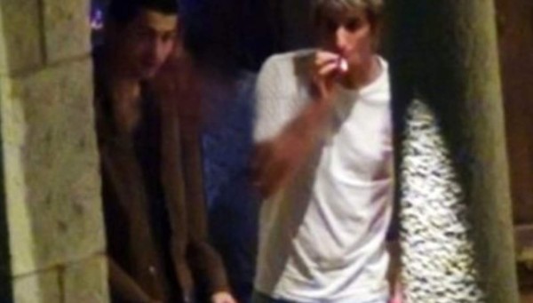 Los grandes futbolistas por el mundo que fueron captados fumando