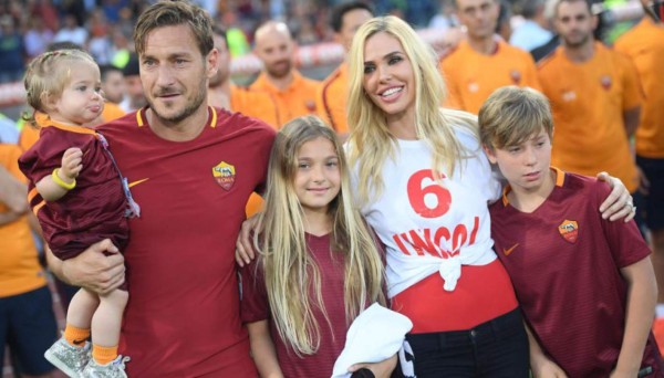 ¡Escándalo! La mujer de Francesco Totti se besó con otra mujer en Italia