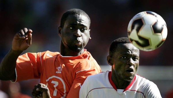 2005-06-18 19:00:41 NLD-20050618-TILBURG: WK jeugd onder 20 jaar Nederland-Benin. Quincy Owusu Abeyie (L) en Moussa Traore (Benin) strijden om de bal. ANP FOTO/ROBERT VOS, NLD-20050618-TILBURG: WK jeugd onder 20 jaar Nederland-Benin. Quincy Owusu Abeyie (L) en Moussa Traore (Benin) strijden om de bal. ANP FOTO/ROBERT VOS