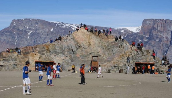 Así es el fútbol en Groenlandia: En medio de icebergs, ballenas y la temporada dura solo siete día