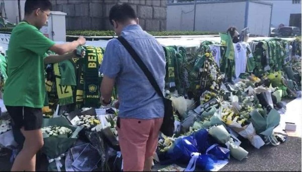 Beijing Guoan llora al 'Pery' Martínez y le honra con bonito altar en las afueras de su estadio