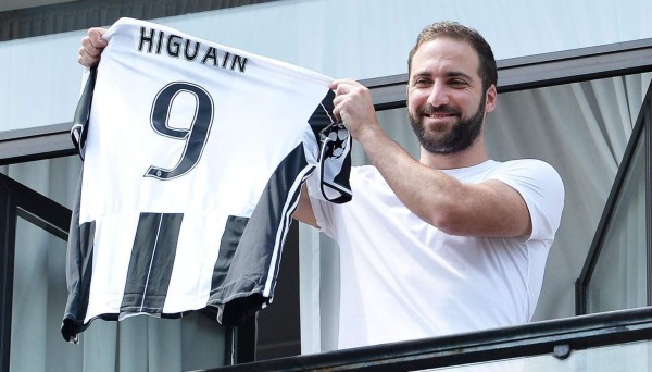 Fotos: Gonzalo Higuaín, recibido como una celebridad en Turín