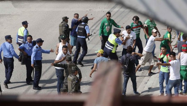 Chicas sexys, saltos y pedradas, así se vive el clásico sampedrano en Copa Presidente