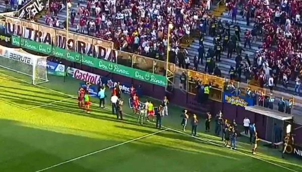 Clásico entre Saprissa y Alajuelense se detuvo por pelea entre aficionados y policías