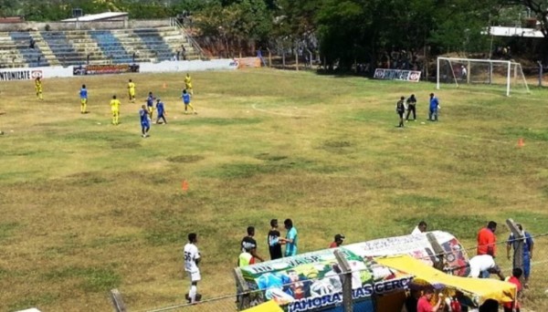 Los feos y raros estadios en El Salvador, Nicaragua y Guatemala