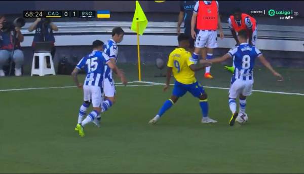 Así fue el caño del Choco Lozano ante Mikel Mireno. Después, recibió falta.