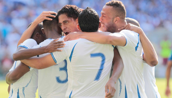 Honduras no falla y golea a El Salvador