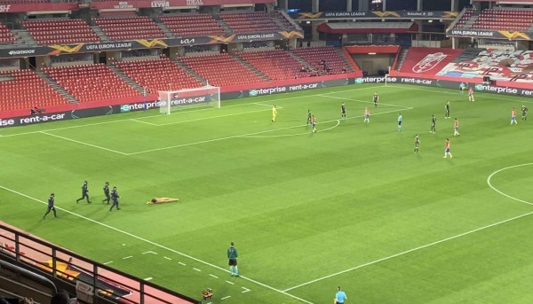 De no creer y en partido a puerta cerrada: Así fue la entrada de un espontáneo desnudo en el Granada-Manchester United&nbsp;&nbsp;&nbsp;