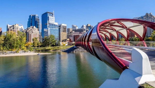 El bonito estadio y la nueva casa de José Escalante en Calgary, Canadá