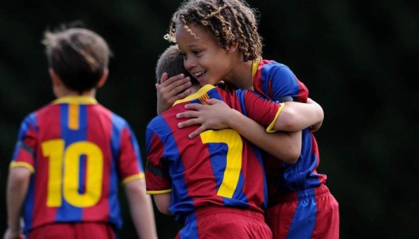 ¡Un niño de 13 años anima el mercado de verano en Europa!