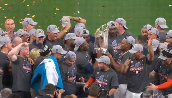 Mauricio Dubón fue el único pelotero en cargar la bandera de su país durante la coronación.