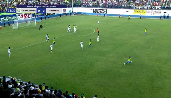 Desde esta distancia le pegó Omar Elvir. Fue el 1-0 de Olancho FC en la final de ida ante Olimpia.