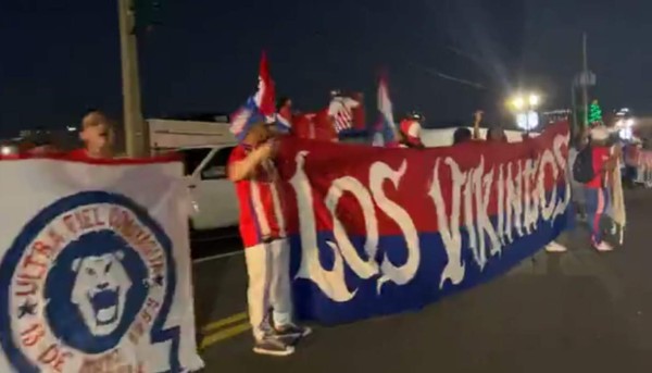 ¡Espectacular banderazo! Afición del Olimpia visitó las afueras del Exploria Stadium para alentar a su equipo