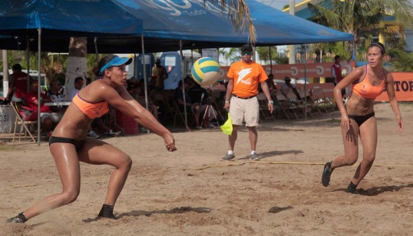 Las reinas del voleibol de playa en Puerto Cortés