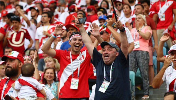 LO QUE NO SE VIO EN TV: Jugador peruano destrozado por penal fallado y el llanto de los aficionados