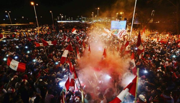 ¡DE LOCOS! Peruanos se toman las calles de Buenos Aires, Argentina y preparan carnaval
