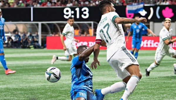 Patadas, agarrones y el espontáneo defendido por futbolistas: Las mejores fotos del Honduras-México en Atlanta