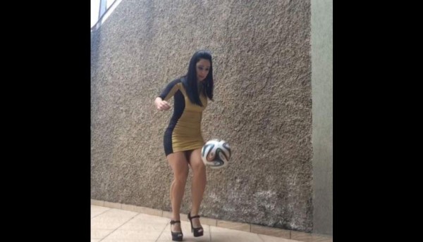 Raquel Benetti, la bella brasileña que domina el balón mejor que muchos