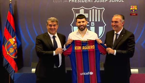 Las imágenes de la presentación del Kun Agüero en Barcelona: Gesto de Laporta y firma de contrato