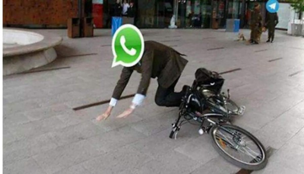 Se cae whatsapp y lo acribillan con duros memes