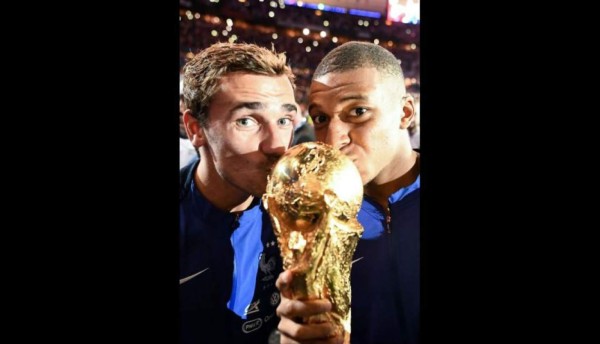 ¡Qué fiestón! Así celebró Francia su título en Rusia ante su público