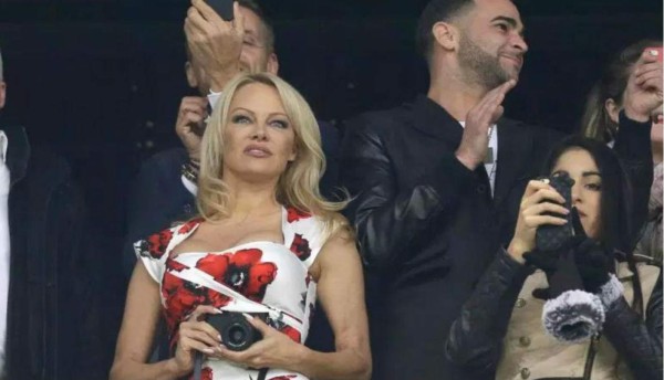 ¿Cómo luce? Pamela Anderson confirma que no se ha separado con Campeón del Mundo