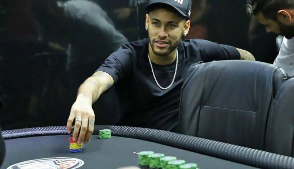 Neymar hasta ha presumido sus partidas de póker en las redes sociales.