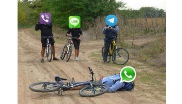 Se cae whatsapp y lo acribillan con duros memes