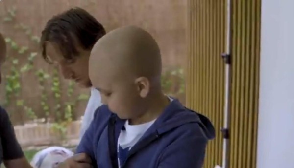 Niño hondureño comparte con Luka Modric en campaña contra el cáncer infantil