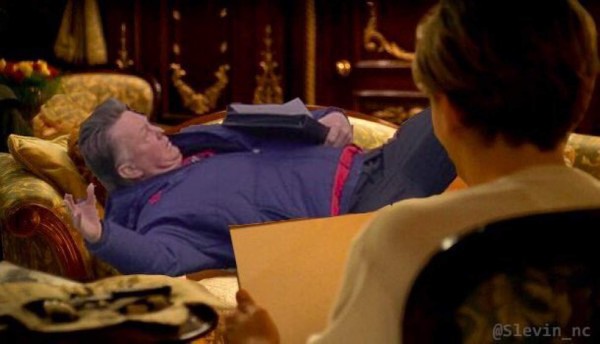 Louis Van Gaal es víctima de divertidos memes tras su simulación de falta en Inglaterra