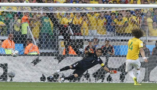 Brasil eliminó a Chile en los penales y pasó a cuartos.