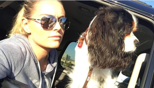 Fotos: Los descuidos de esta bellísima esquiadora por culpa de sus perros