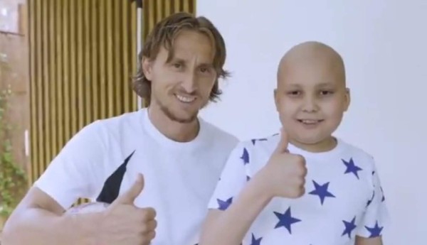 Niño hondureño comparte con Luka Modric en campaña contra el cáncer infantil