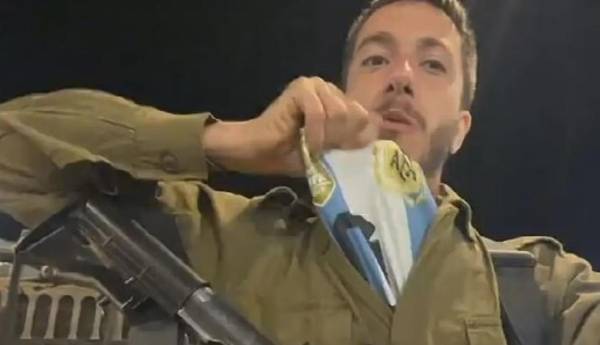 Natán de Leo se pone las camisetas de Argentina y de Gimnasia en pleno combate.